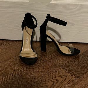 Heeled black opened toed shoes